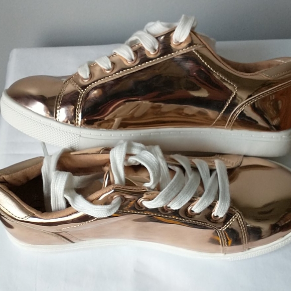 🥳 HP!🎉🥳 Cat&Jack Metallic Sneakers Girls 4 NWOT - Picture 3 of 5